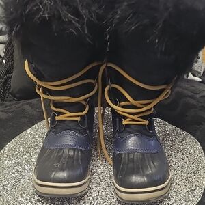 Stylish Navy  Blue With Black Fur-Lined Sorel Boots Size 7 Warm/waterproof